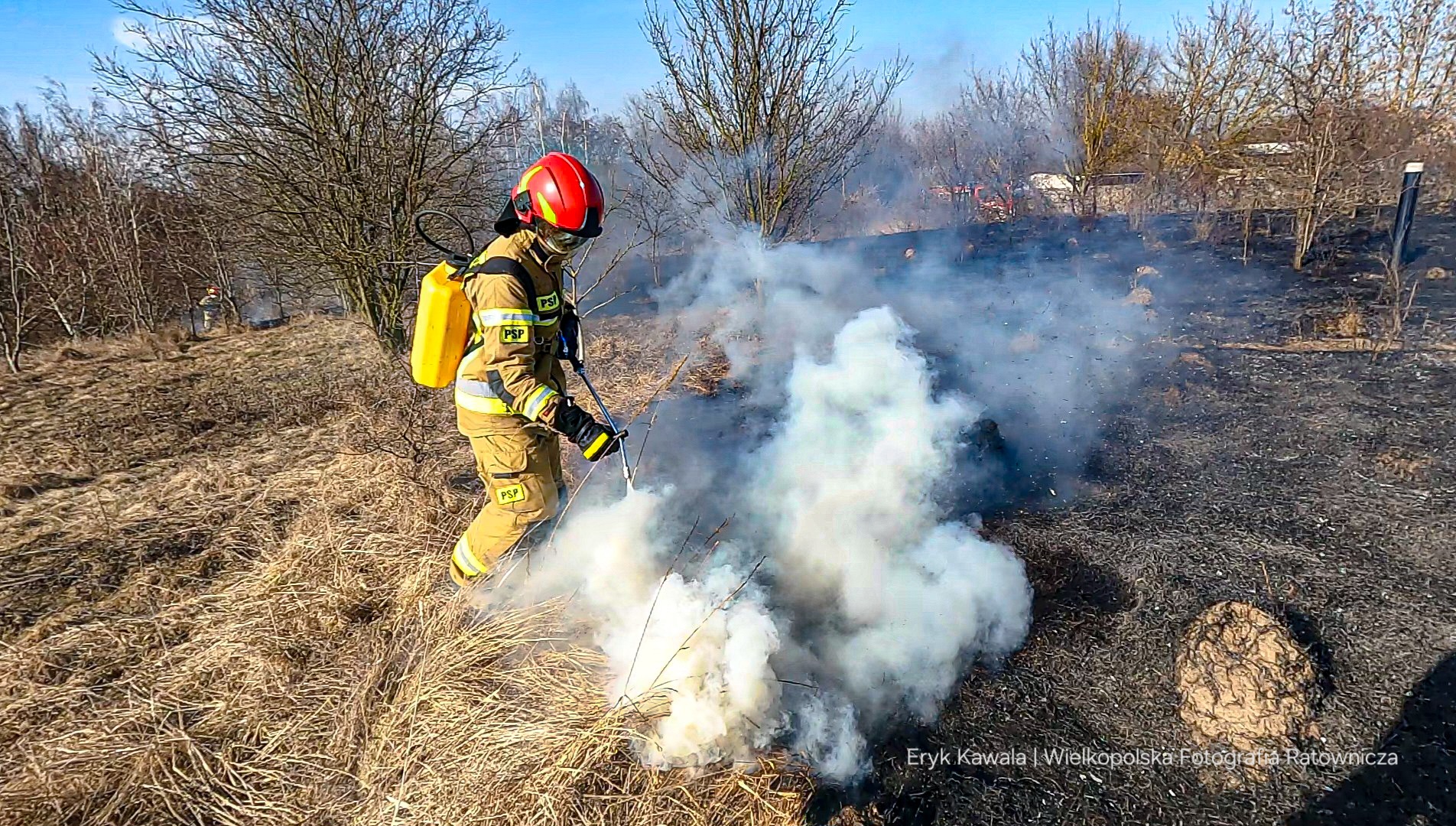 Dogaszanie pożaru trawy